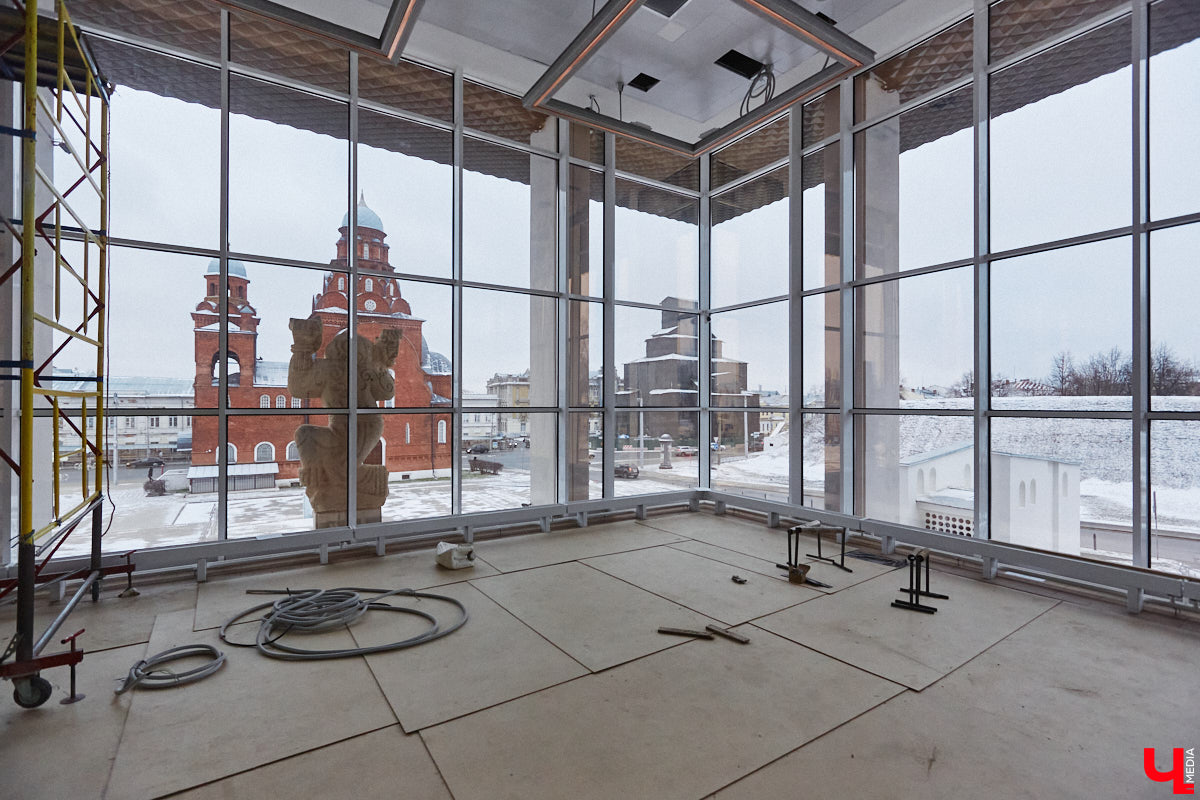 Точные сроки завершения восстановления здания театра драмы пока неизвестны. Более того, с начала года ремонтные работы на паузе, а артисты радуют зрителей премьерами, по-прежнему обживая чужие подмостки. «Ключ-Медиа» своими глазами оценил все детали грядущего преображения. Каким же увидят зрители обновленное культурное пространство после открытия?