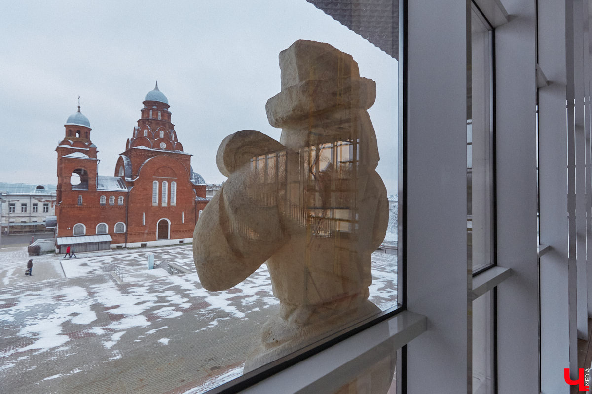 Точные сроки завершения восстановления здания театра драмы пока неизвестны. Более того, с начала года ремонтные работы на паузе, а артисты радуют зрителей премьерами, по-прежнему обживая чужие подмостки. «Ключ-Медиа» своими глазами оценил все детали грядущего преображения. Каким же увидят зрители обновленное культурное пространство после открытия?