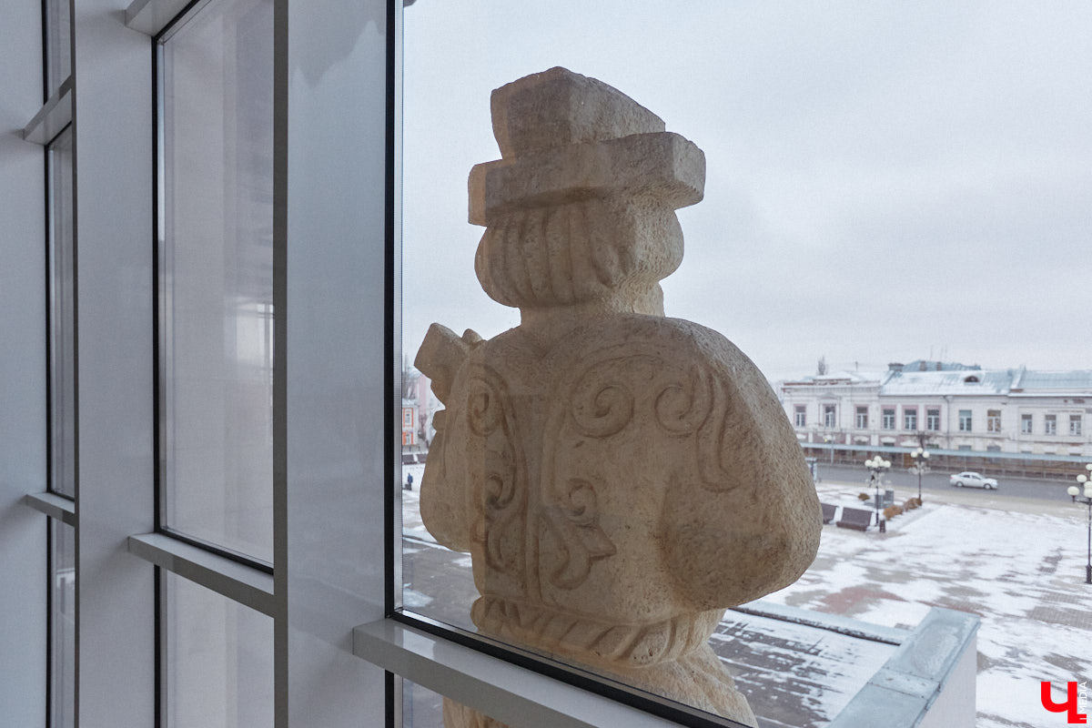 Точные сроки завершения восстановления здания театра драмы пока неизвестны. Более того, с начала года ремонтные работы на паузе, а артисты радуют зрителей премьерами, по-прежнему обживая чужие подмостки. «Ключ-Медиа» своими глазами оценил все детали грядущего преображения. Каким же увидят зрители обновленное культурное пространство после открытия?