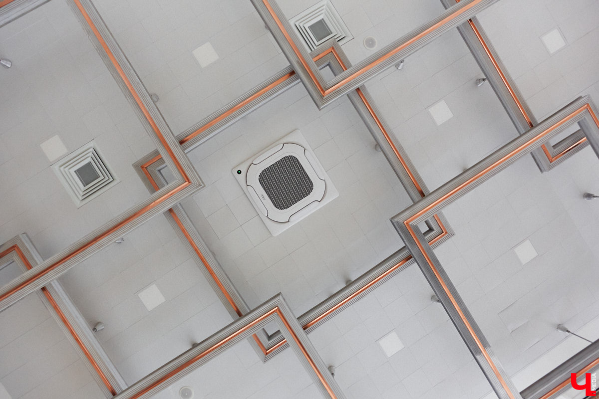 Точные сроки завершения восстановления здания театра драмы пока неизвестны. Более того, с начала года ремонтные работы на паузе, а артисты радуют зрителей премьерами, по-прежнему обживая чужие подмостки. «Ключ-Медиа» своими глазами оценил все детали грядущего преображения. Каким же увидят зрители обновленное культурное пространство после открытия?