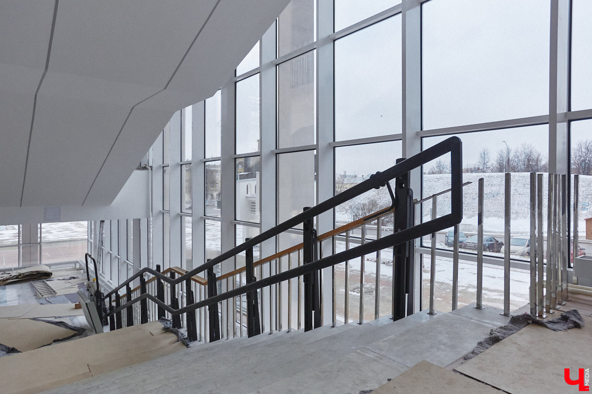 Точные сроки завершения восстановления здания театра драмы пока неизвестны. Более того, с начала года ремонтные работы на паузе, а артисты радуют зрителей премьерами, по-прежнему обживая чужие подмостки. «Ключ-Медиа» своими глазами оценил все детали грядущего преображения. Каким же увидят зрители обновленное культурное пространство после открытия?