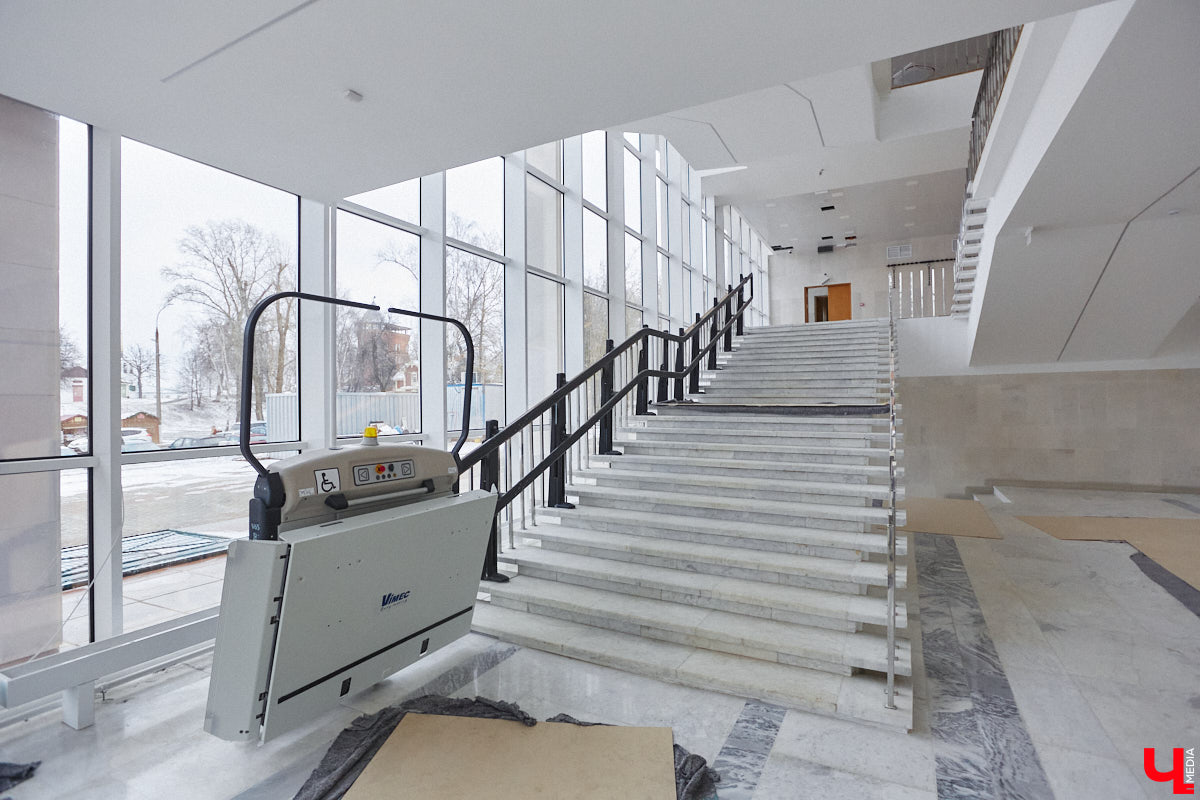 Точные сроки завершения восстановления здания театра драмы пока неизвестны. Более того, с начала года ремонтные работы на паузе, а артисты радуют зрителей премьерами, по-прежнему обживая чужие подмостки. «Ключ-Медиа» своими глазами оценил все детали грядущего преображения. Каким же увидят зрители обновленное культурное пространство после открытия?