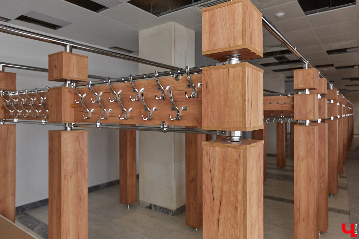 Точные сроки завершения восстановления здания театра драмы пока неизвестны. Более того, с начала года ремонтные работы на паузе, а артисты радуют зрителей премьерами, по-прежнему обживая чужие подмостки. «Ключ-Медиа» своими глазами оценил все детали грядущего преображения. Каким же увидят зрители обновленное культурное пространство после открытия?