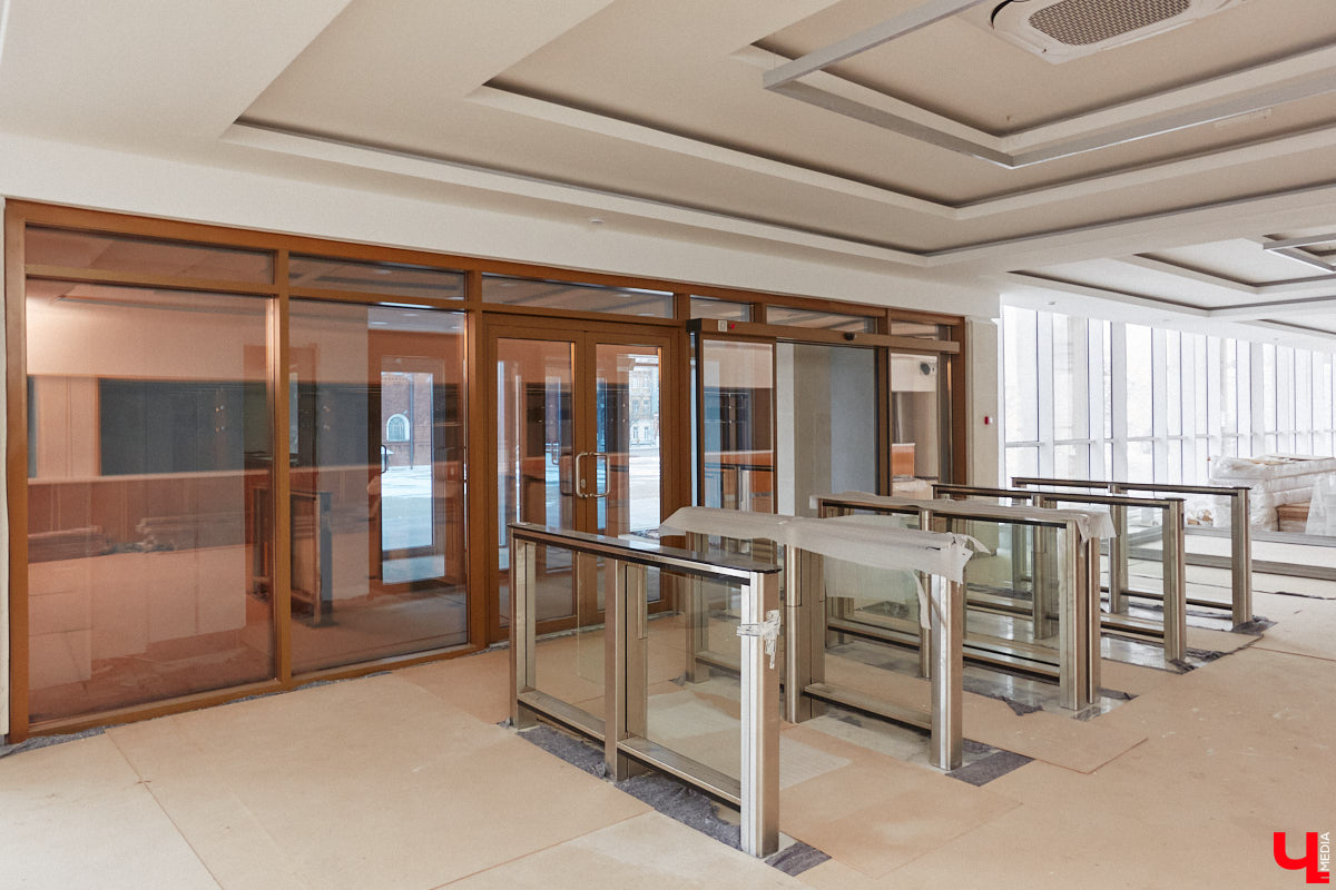 Точные сроки завершения восстановления здания театра драмы пока неизвестны. Более того, с начала года ремонтные работы на паузе, а артисты радуют зрителей премьерами, по-прежнему обживая чужие подмостки. «Ключ-Медиа» своими глазами оценил все детали грядущего преображения. Каким же увидят зрители обновленное культурное пространство после открытия?