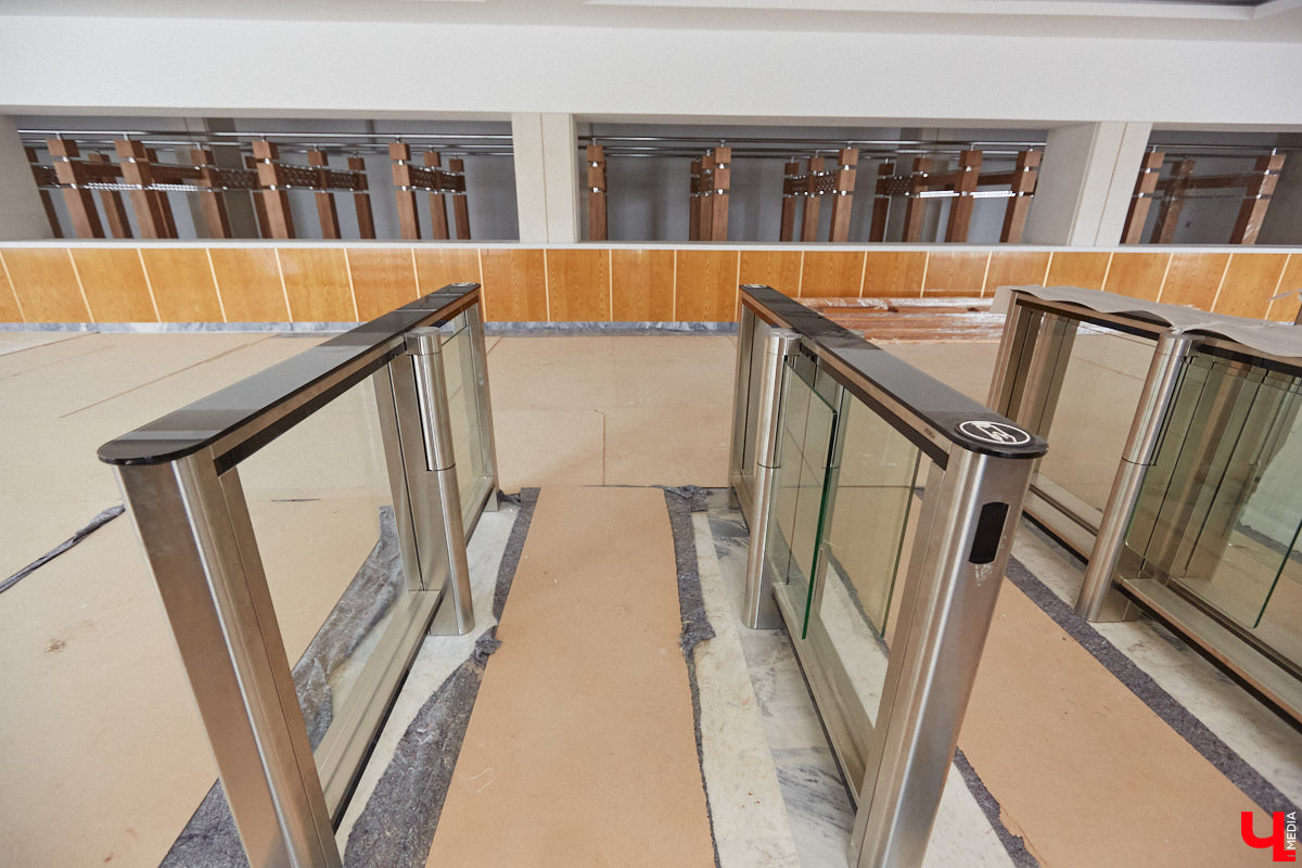 Точные сроки завершения восстановления здания театра драмы пока неизвестны. Более того, с начала года ремонтные работы на паузе, а артисты радуют зрителей премьерами, по-прежнему обживая чужие подмостки. «Ключ-Медиа» своими глазами оценил все детали грядущего преображения. Каким же увидят зрители обновленное культурное пространство после открытия?