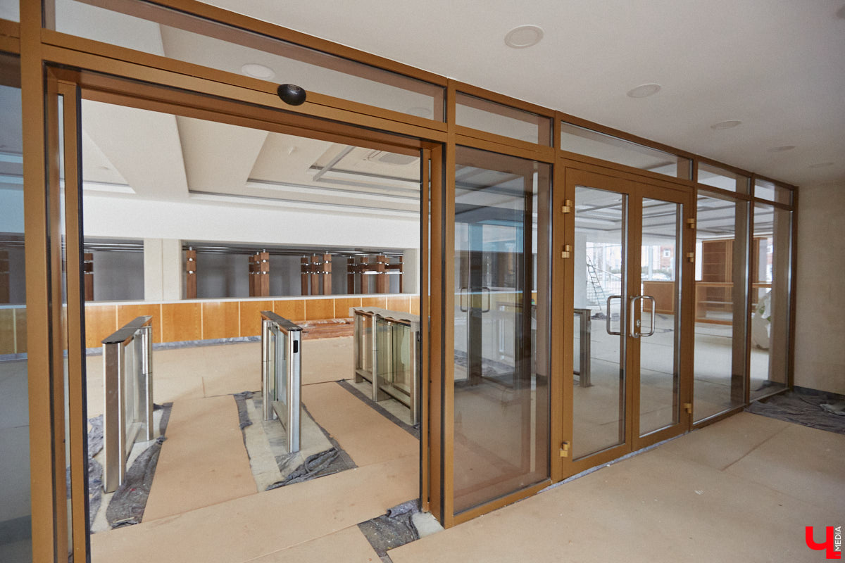 Точные сроки завершения восстановления здания театра драмы пока неизвестны. Более того, с начала года ремонтные работы на паузе, а артисты радуют зрителей премьерами, по-прежнему обживая чужие подмостки. «Ключ-Медиа» своими глазами оценил все детали грядущего преображения. Каким же увидят зрители обновленное культурное пространство после открытия?