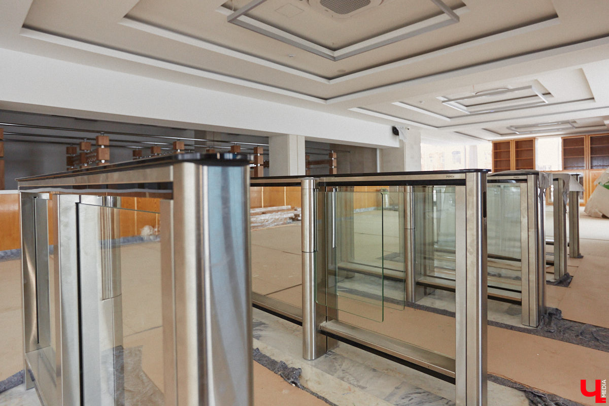 Точные сроки завершения восстановления здания театра драмы пока неизвестны. Более того, с начала года ремонтные работы на паузе, а артисты радуют зрителей премьерами, по-прежнему обживая чужие подмостки. «Ключ-Медиа» своими глазами оценил все детали грядущего преображения. Каким же увидят зрители обновленное культурное пространство после открытия?