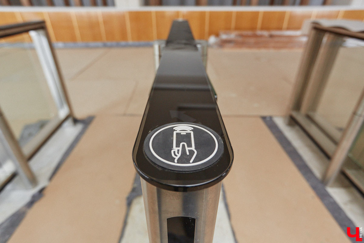 Точные сроки завершения восстановления здания театра драмы пока неизвестны. Более того, с начала года ремонтные работы на паузе, а артисты радуют зрителей премьерами, по-прежнему обживая чужие подмостки. «Ключ-Медиа» своими глазами оценил все детали грядущего преображения. Каким же увидят зрители обновленное культурное пространство после открытия?