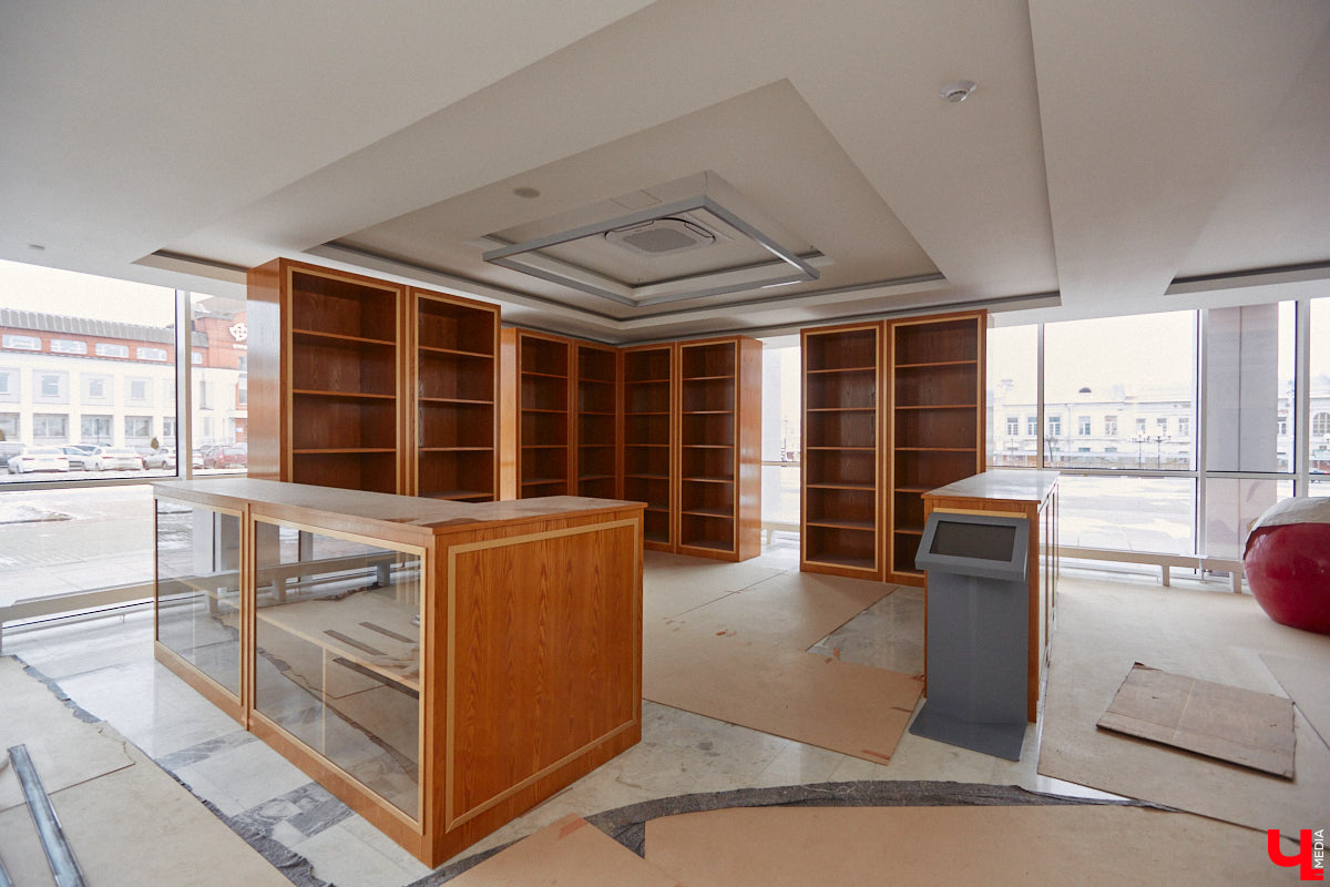 Точные сроки завершения восстановления здания театра драмы пока неизвестны. Более того, с начала года ремонтные работы на паузе, а артисты радуют зрителей премьерами, по-прежнему обживая чужие подмостки. «Ключ-Медиа» своими глазами оценил все детали грядущего преображения. Каким же увидят зрители обновленное культурное пространство после открытия?