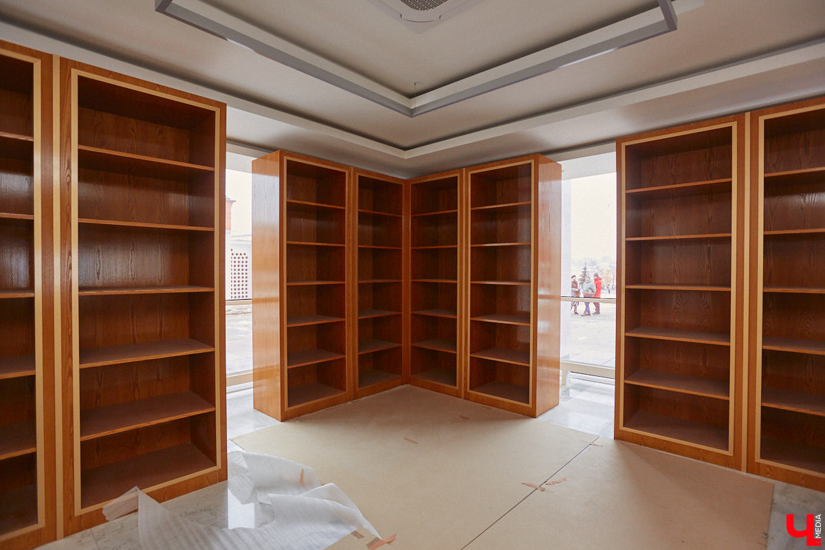 Точные сроки завершения восстановления здания театра драмы пока неизвестны. Более того, с начала года ремонтные работы на паузе, а артисты радуют зрителей премьерами, по-прежнему обживая чужие подмостки. «Ключ-Медиа» своими глазами оценил все детали грядущего преображения. Каким же увидят зрители обновленное культурное пространство после открытия?