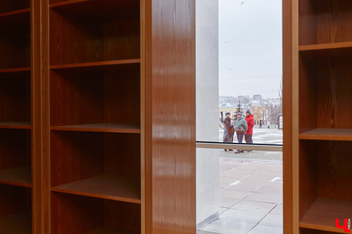 Точные сроки завершения восстановления здания театра драмы пока неизвестны. Более того, с начала года ремонтные работы на паузе, а артисты радуют зрителей премьерами, по-прежнему обживая чужие подмостки. «Ключ-Медиа» своими глазами оценил все детали грядущего преображения. Каким же увидят зрители обновленное культурное пространство после открытия?