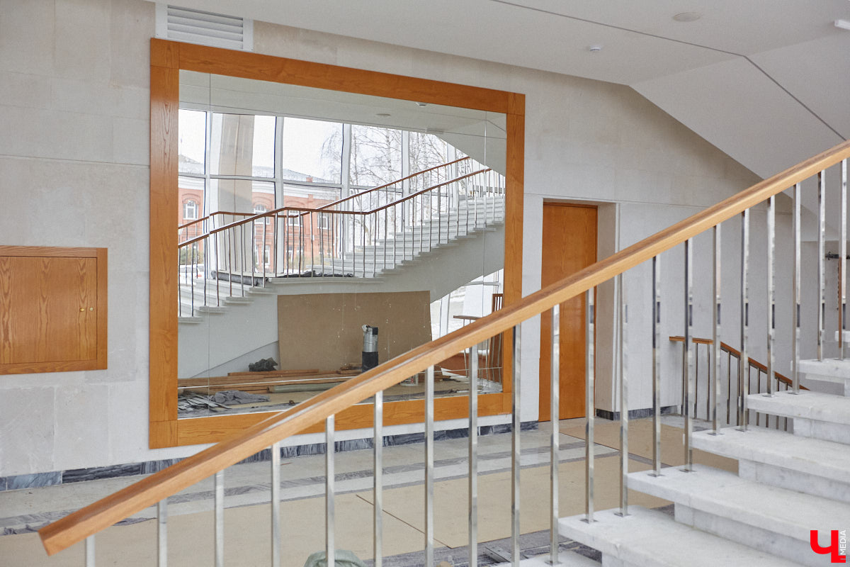 Точные сроки завершения восстановления здания театра драмы пока неизвестны. Более того, с начала года ремонтные работы на паузе, а артисты радуют зрителей премьерами, по-прежнему обживая чужие подмостки. «Ключ-Медиа» своими глазами оценил все детали грядущего преображения. Каким же увидят зрители обновленное культурное пространство после открытия?