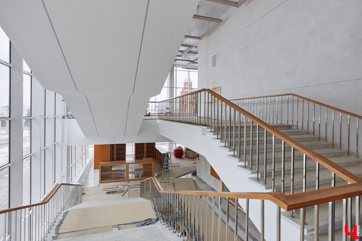 Точные сроки завершения восстановления здания театра драмы пока неизвестны. Более того, с начала года ремонтные работы на паузе, а артисты радуют зрителей премьерами, по-прежнему обживая чужие подмостки. «Ключ-Медиа» своими глазами оценил все детали грядущего преображения. Каким же увидят зрители обновленное культурное пространство после открытия?