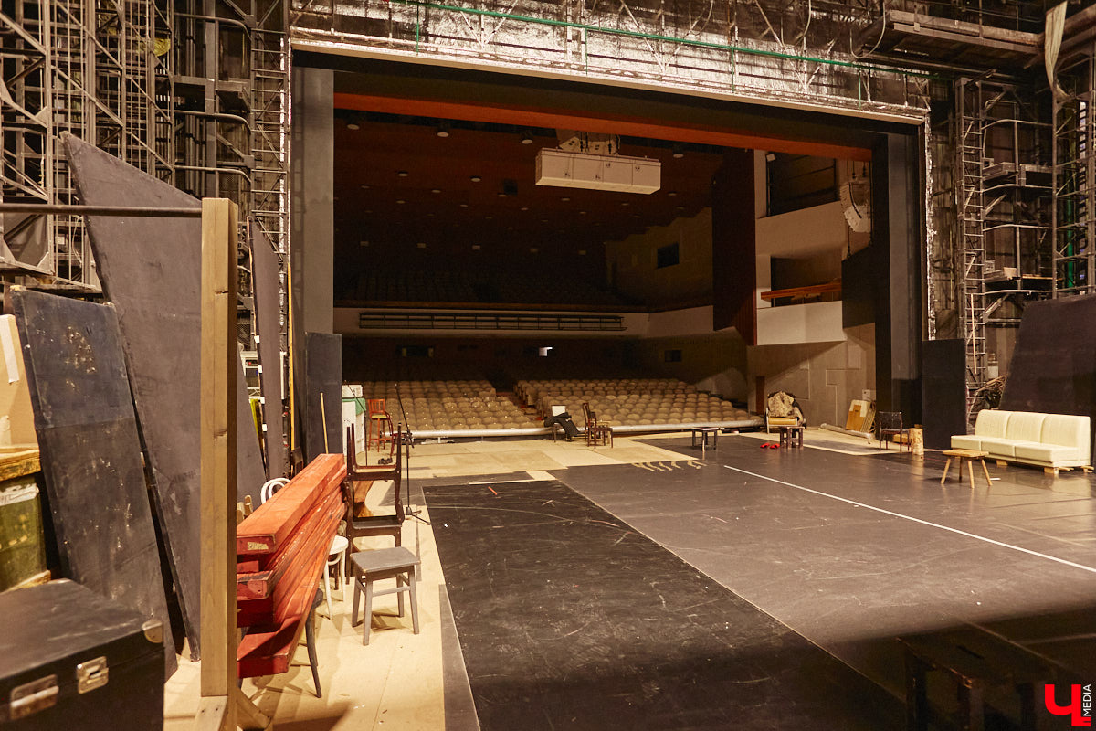 Точные сроки завершения восстановления здания театра драмы пока неизвестны. Более того, с начала года ремонтные работы на паузе, а артисты радуют зрителей премьерами, по-прежнему обживая чужие подмостки. «Ключ-Медиа» своими глазами оценил все детали грядущего преображения. Каким же увидят зрители обновленное культурное пространство после открытия?