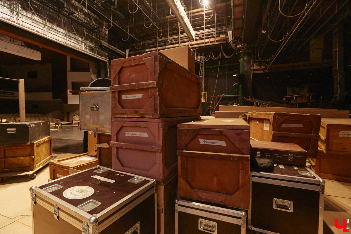 Точные сроки завершения восстановления здания театра драмы пока неизвестны. Более того, с начала года ремонтные работы на паузе, а артисты радуют зрителей премьерами, по-прежнему обживая чужие подмостки. «Ключ-Медиа» своими глазами оценил все детали грядущего преображения. Каким же увидят зрители обновленное культурное пространство после открытия?