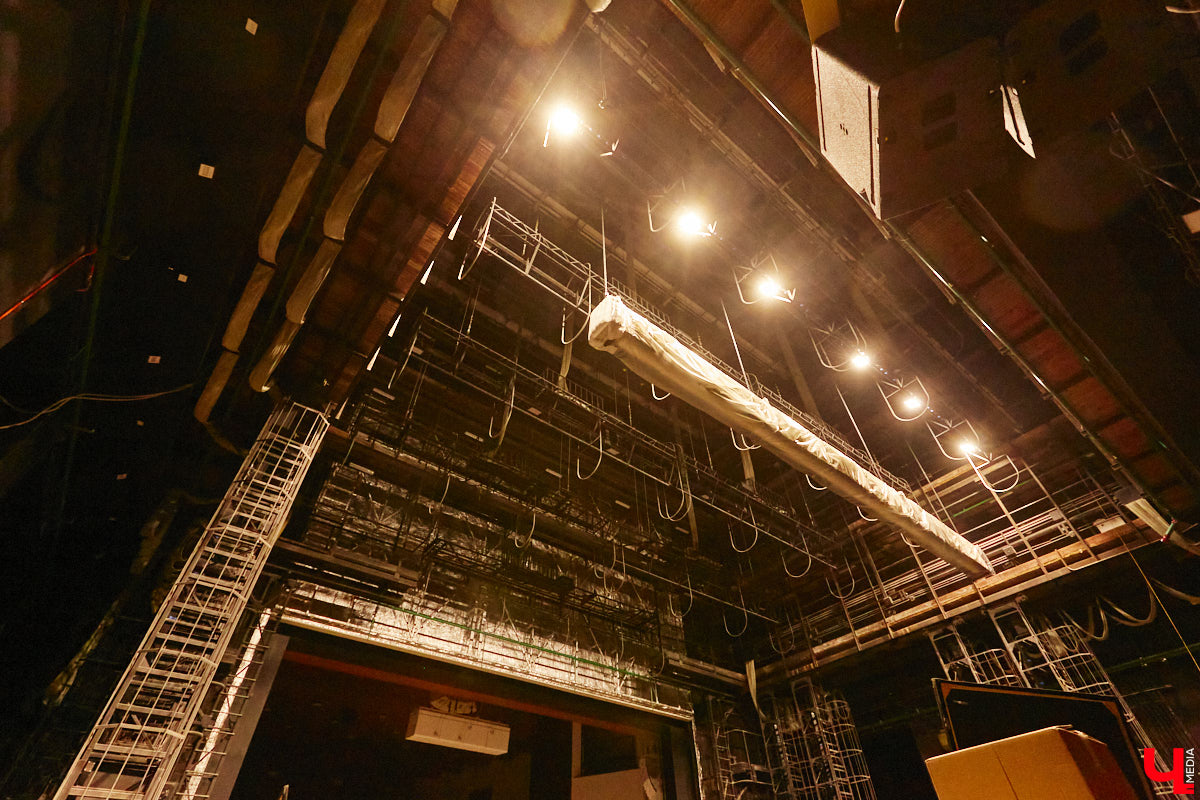 Точные сроки завершения восстановления здания театра драмы пока неизвестны. Более того, с начала года ремонтные работы на паузе, а артисты радуют зрителей премьерами, по-прежнему обживая чужие подмостки. «Ключ-Медиа» своими глазами оценил все детали грядущего преображения. Каким же увидят зрители обновленное культурное пространство после открытия?