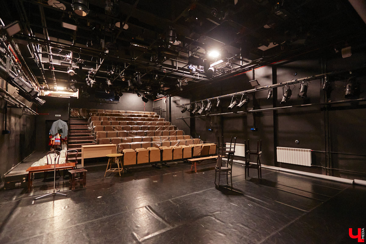 Точные сроки завершения восстановления здания театра драмы пока неизвестны. Более того, с начала года ремонтные работы на паузе, а артисты радуют зрителей премьерами, по-прежнему обживая чужие подмостки. «Ключ-Медиа» своими глазами оценил все детали грядущего преображения. Каким же увидят зрители обновленное культурное пространство после открытия?