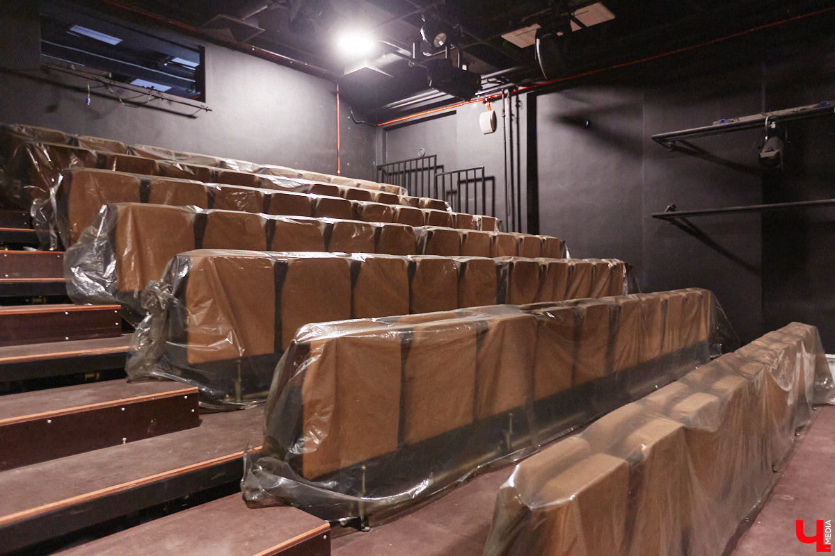 Точные сроки завершения восстановления здания театра драмы пока неизвестны. Более того, с начала года ремонтные работы на паузе, а артисты радуют зрителей премьерами, по-прежнему обживая чужие подмостки. «Ключ-Медиа» своими глазами оценил все детали грядущего преображения. Каким же увидят зрители обновленное культурное пространство после открытия?