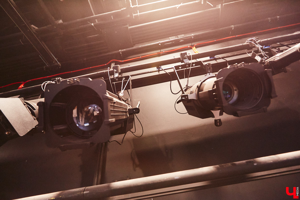 Точные сроки завершения восстановления здания театра драмы пока неизвестны. Более того, с начала года ремонтные работы на паузе, а артисты радуют зрителей премьерами, по-прежнему обживая чужие подмостки. «Ключ-Медиа» своими глазами оценил все детали грядущего преображения. Каким же увидят зрители обновленное культурное пространство после открытия?