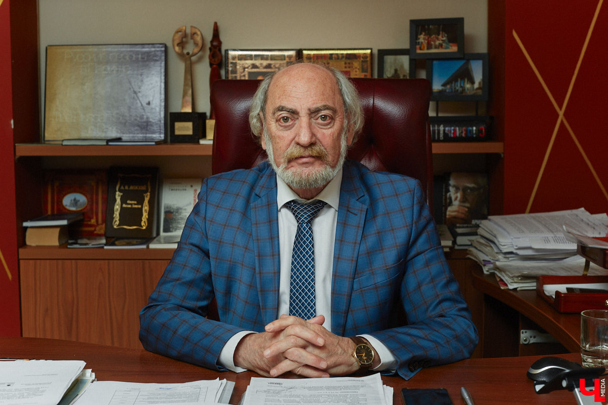 Точные сроки завершения восстановления здания театра драмы пока неизвестны. Более того, с начала года ремонтные работы на паузе, а артисты радуют зрителей премьерами, по-прежнему обживая чужие подмостки. «Ключ-Медиа» своими глазами оценил все детали грядущего преображения. Каким же увидят зрители обновленное культурное пространство после открытия?