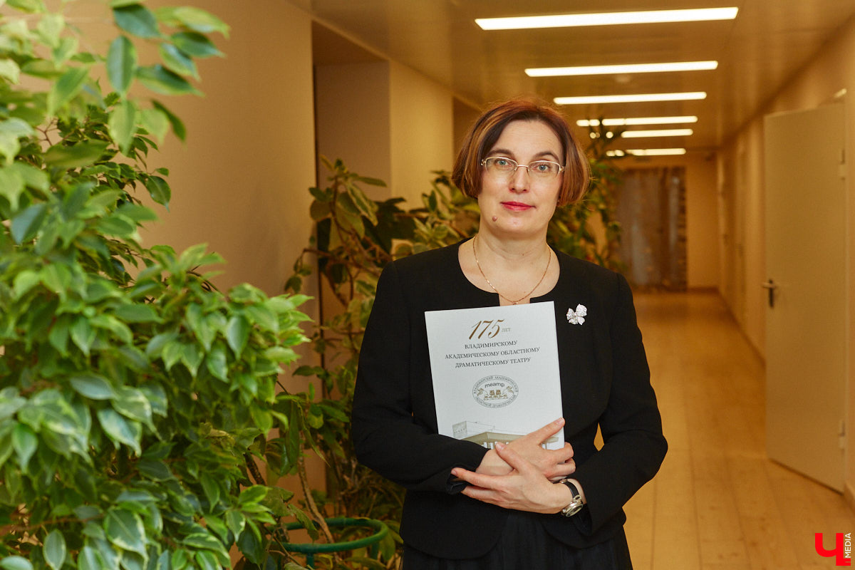 Точные сроки завершения восстановления здания театра драмы пока неизвестны. Более того, с начала года ремонтные работы на паузе, а артисты радуют зрителей премьерами, по-прежнему обживая чужие подмостки. «Ключ-Медиа» своими глазами оценил все детали грядущего преображения. Каким же увидят зрители обновленное культурное пространство после открытия?