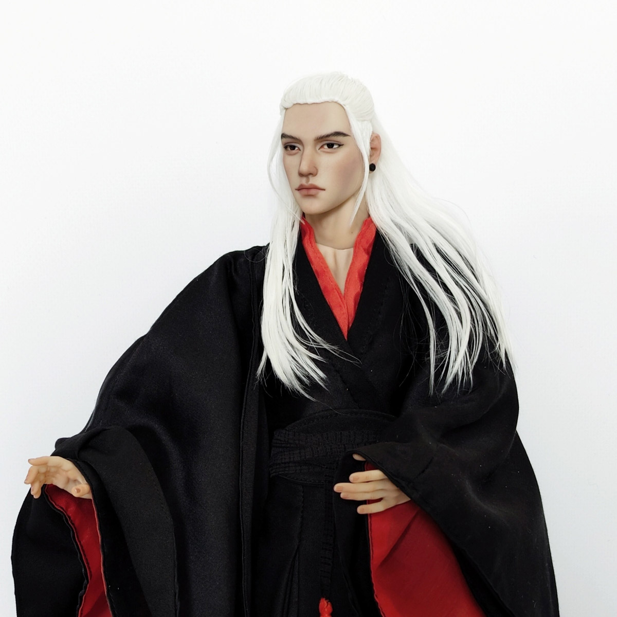 Создать мужчину мечты. Да не одного, а сотню! Это под силу Юлии Окуневой из Владимира. В ее руках пластик превращается в реалистичных японцев. Секретами мастерства девушка поделилась с «Ключ-Медиа» и откровенно призналась, сколько у нее «парней» на шарнирах на сегодняшний день.