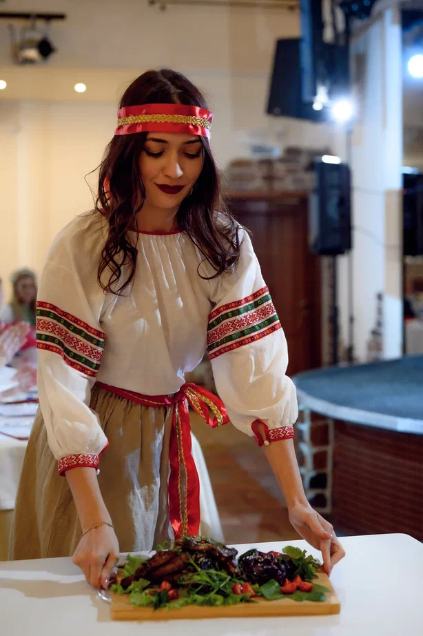 Прелестные участницы конкурса красоты «Мисс и Миссис Владимирская земля 2025» продемонстрировали свои кулинарные навыки. Но приготовить вкусное блюдо — лишь одна из задач, без сомнения, самого аппетитного этапа шоу. Важно презентовать его ярко, к чему претендентки на победу подошли крайне ответственно!