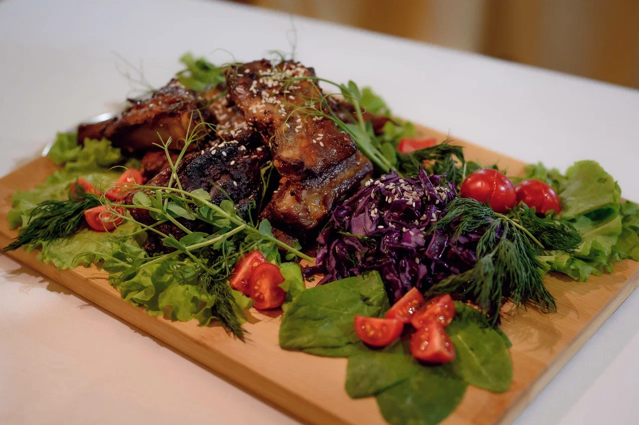 Прелестные участницы конкурса красоты «Мисс и Миссис Владимирская земля 2025» продемонстрировали свои кулинарные навыки. Но приготовить вкусное блюдо — лишь одна из задач, без сомнения, самого аппетитного этапа шоу. Важно презентовать его ярко, к чему претендентки на победу подошли крайне ответственно!