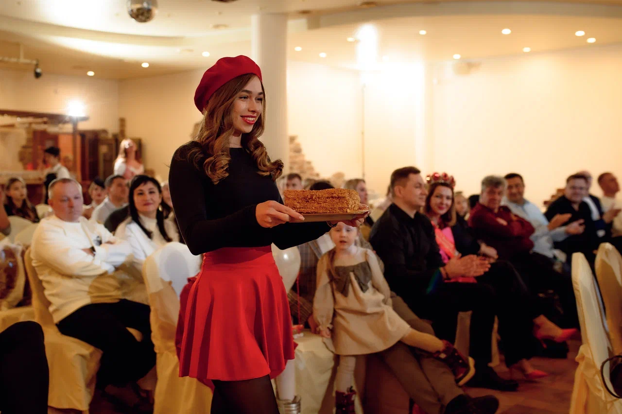 Прелестные участницы конкурса красоты «Мисс и Миссис Владимирская земля 2025» продемонстрировали свои кулинарные навыки. Но приготовить вкусное блюдо — лишь одна из задач, без сомнения, самого аппетитного этапа шоу. Важно презентовать его ярко, к чему претендентки на победу подошли крайне ответственно!