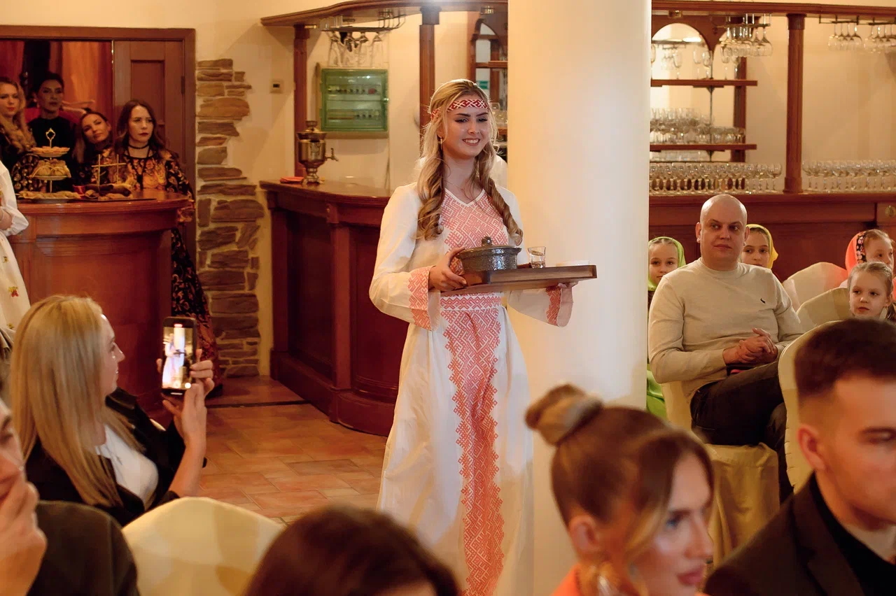 Прелестные участницы конкурса красоты «Мисс и Миссис Владимирская земля 2025» продемонстрировали свои кулинарные навыки. Но приготовить вкусное блюдо — лишь одна из задач, без сомнения, самого аппетитного этапа шоу. Важно презентовать его ярко, к чему претендентки на победу подошли крайне ответственно!