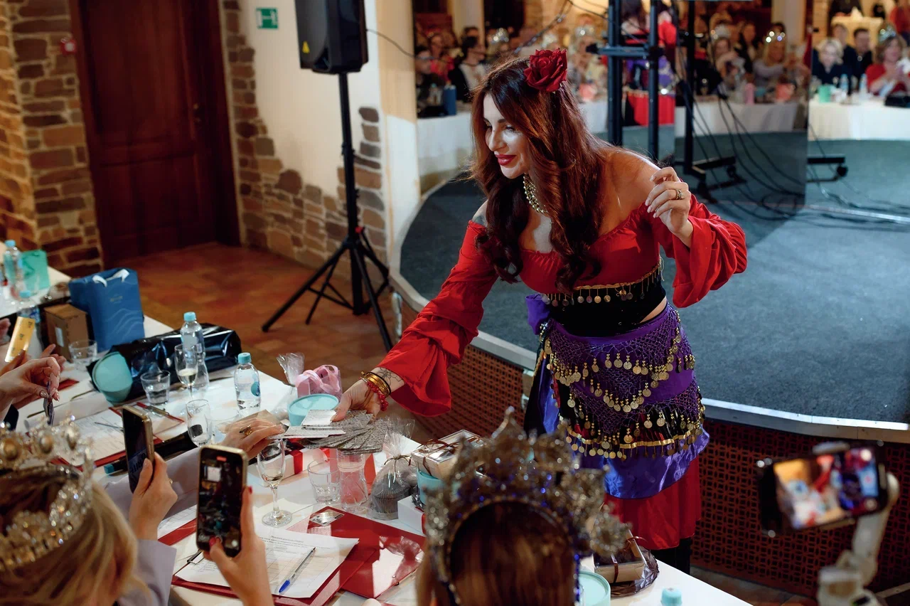 Прелестные участницы конкурса красоты «Мисс и Миссис Владимирская земля 2025» продемонстрировали свои кулинарные навыки. Но приготовить вкусное блюдо — лишь одна из задач, без сомнения, самого аппетитного этапа шоу. Важно презентовать его ярко, к чему претендентки на победу подошли крайне ответственно!