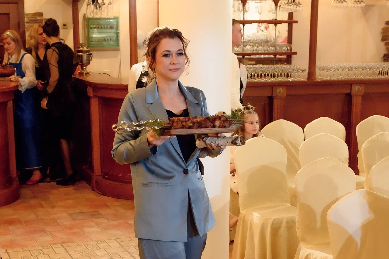 Прелестные участницы конкурса красоты «Мисс и Миссис Владимирская земля 2025» продемонстрировали свои кулинарные навыки. Но приготовить вкусное блюдо — лишь одна из задач, без сомнения, самого аппетитного этапа шоу. Важно презентовать его ярко, к чему претендентки на победу подошли крайне ответственно!