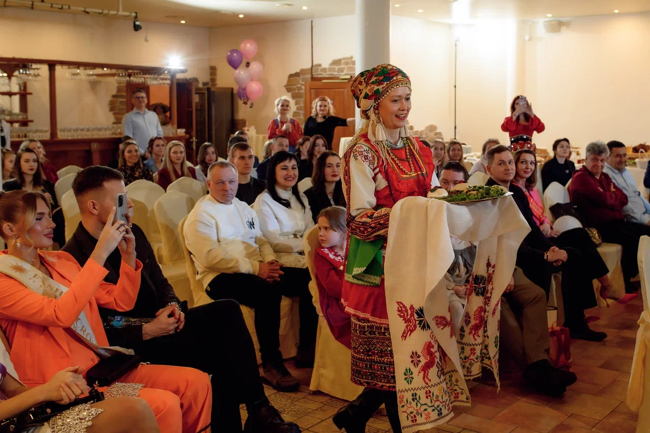 Прелестные участницы конкурса красоты «Мисс и Миссис Владимирская земля 2025» продемонстрировали свои кулинарные навыки. Но приготовить вкусное блюдо — лишь одна из задач, без сомнения, самого аппетитного этапа шоу. Важно презентовать его ярко, к чему претендентки на победу подошли крайне ответственно!