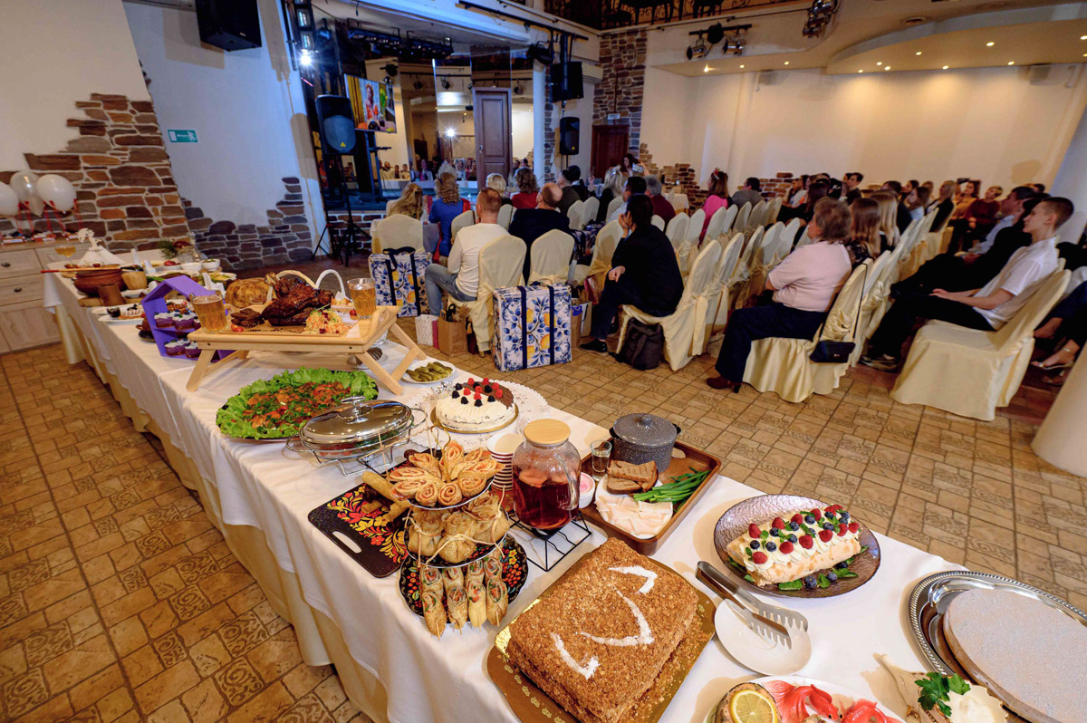 Прелестные участницы конкурса красоты «Мисс и Миссис Владимирская земля 2025» продемонстрировали свои кулинарные навыки. Но приготовить вкусное блюдо — лишь одна из задач, без сомнения, самого аппетитного этапа шоу. Важно презентовать его ярко, к чему претендентки на победу подошли крайне ответственно!