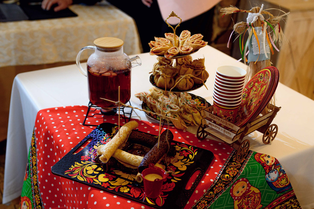 Прелестные участницы конкурса красоты «Мисс и Миссис Владимирская земля 2025» продемонстрировали свои кулинарные навыки. Но приготовить вкусное блюдо — лишь одна из задач, без сомнения, самого аппетитного этапа шоу. Важно презентовать его ярко, к чему претендентки на победу подошли крайне ответственно!