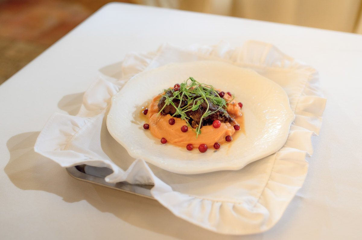 Прелестные участницы конкурса красоты «Мисс и Миссис Владимирская земля 2025» продемонстрировали свои кулинарные навыки. Но приготовить вкусное блюдо — лишь одна из задач, без сомнения, самого аппетитного этапа шоу. Важно презентовать его ярко, к чему претендентки на победу подошли крайне ответственно!