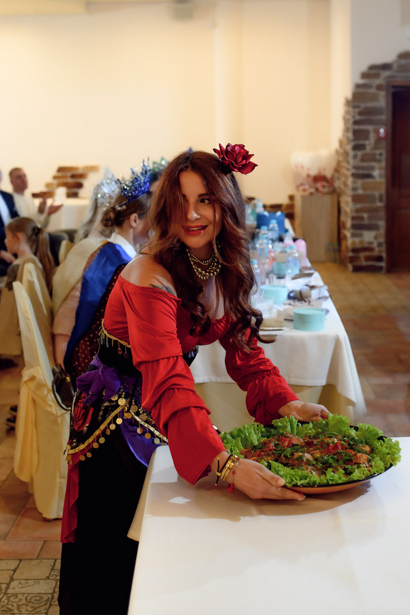 Прелестные участницы конкурса красоты «Мисс и Миссис Владимирская земля 2025» продемонстрировали свои кулинарные навыки. Но приготовить вкусное блюдо — лишь одна из задач, без сомнения, самого аппетитного этапа шоу. Важно презентовать его ярко, к чему претендентки на победу подошли крайне ответственно!