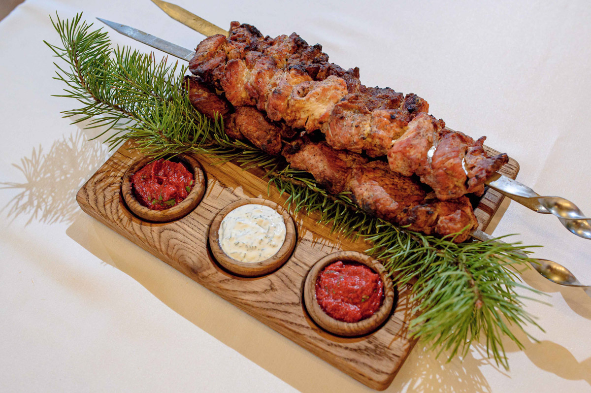 Прелестные участницы конкурса красоты «Мисс и Миссис Владимирская земля 2025» продемонстрировали свои кулинарные навыки. Но приготовить вкусное блюдо — лишь одна из задач, без сомнения, самого аппетитного этапа шоу. Важно презентовать его ярко, к чему претендентки на победу подошли крайне ответственно!