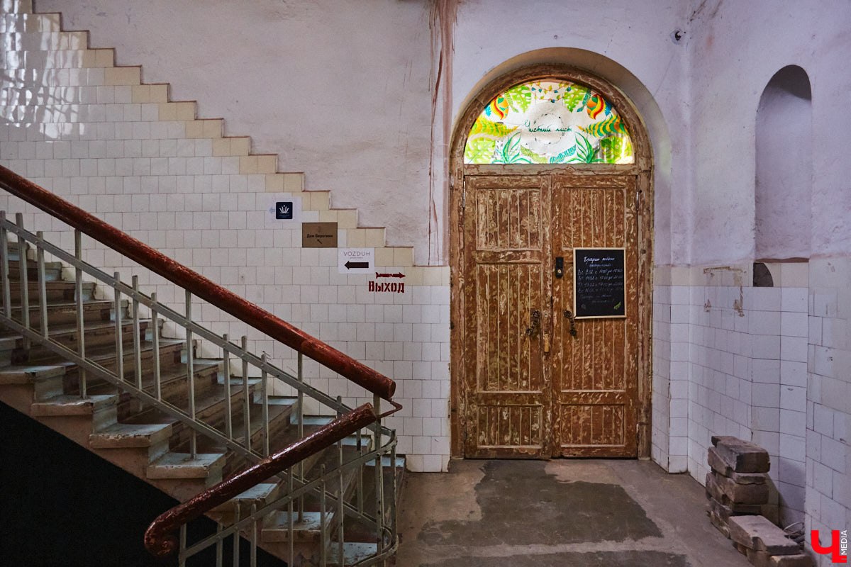 Не секрет, что Санкт-Петербург славится своими парадными. Впрочем, пусть Северная столица подождет. Красивые подъезды отыщутся и во Владимире, главное, знать, где искать. И «Ключ-Медиа» это известно!