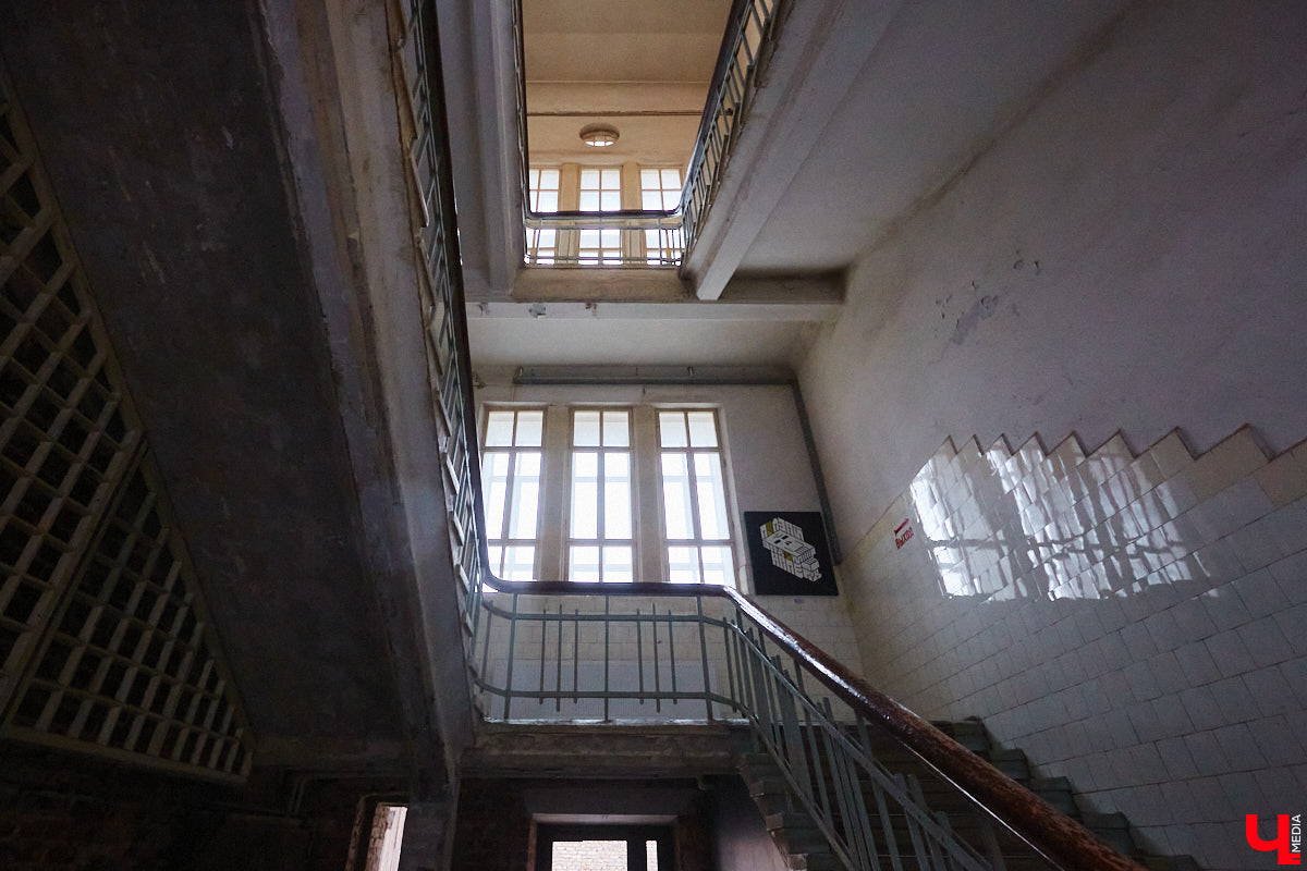 Не секрет, что Санкт-Петербург славится своими парадными. Впрочем, пусть Северная столица подождет. Красивые подъезды отыщутся и во Владимире, главное, знать, где искать. И «Ключ-Медиа» это известно!