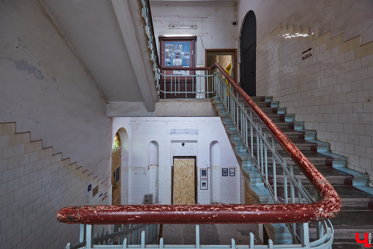 Не секрет, что Санкт-Петербург славится своими парадными. Впрочем, пусть Северная столица подождет. Красивые подъезды отыщутся и во Владимире, главное, знать, где искать. И «Ключ-Медиа» это известно!