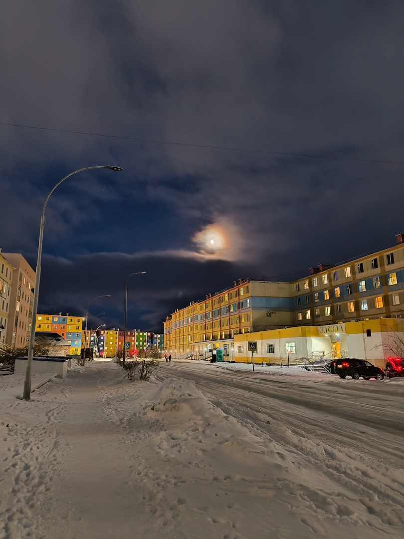 Что, если бы вам внезапно предложили покинуть привычные места и отправиться в удивительный, кажущийся таким суровым край? Решение о переезде на Чукотку Наталья Филонова называет безумной авантюрой. Как бы то ни было, в декабре прошлого года женщина отметила семилетие новой жизни. А ее любовь к Северу, как в крепких семейных отношениях, стала более осознанной и даже усилилась, пройдя через кризисы.