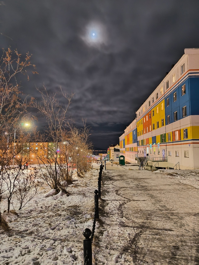 Что, если бы вам внезапно предложили покинуть привычные места и отправиться в удивительный, кажущийся таким суровым край? Решение о переезде на Чукотку Наталья Филонова называет безумной авантюрой. Как бы то ни было, в декабре прошлого года женщина отметила семилетие новой жизни. А ее любовь к Северу, как в крепких семейных отношениях, стала более осознанной и даже усилилась, пройдя через кризисы.