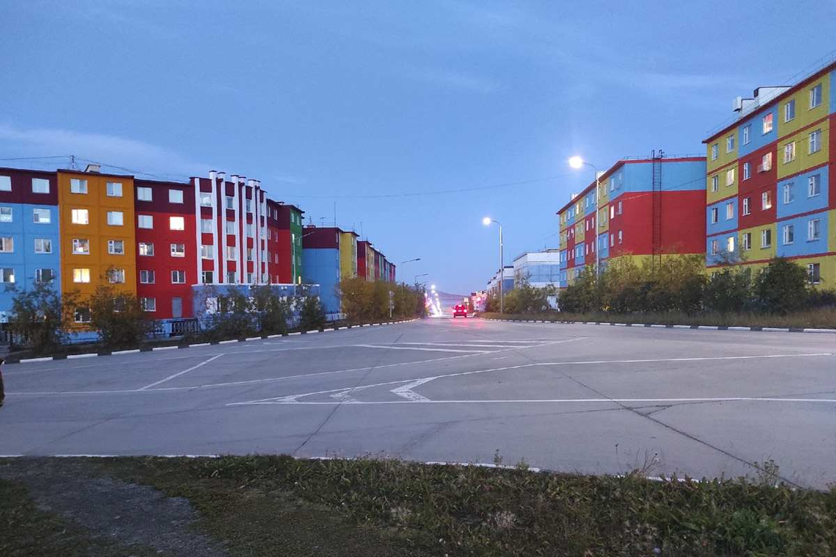 Что, если бы вам внезапно предложили покинуть привычные места и отправиться в удивительный, кажущийся таким суровым край? Решение о переезде на Чукотку Наталья Филонова называет безумной авантюрой. Как бы то ни было, в декабре прошлого года женщина отметила семилетие новой жизни. А ее любовь к Северу, как в крепких семейных отношениях, стала более осознанной и даже усилилась, пройдя через кризисы.