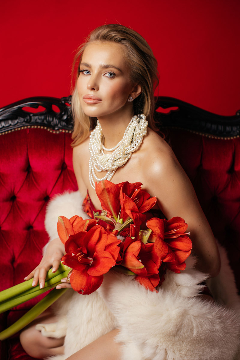 Женщина схожа с цветком: такая же хрупкая, нежная, благоухающая. Эту связь двух прекрасных творений природы решили отразить в новом проекте «Флора центр» и фотограф Анна Морозова. Творческая команда создает уникальный календарь на 2026-й, и за процессом можно следить в течение всего года! Как рождался февральский образ, наблюдал «Ключ-Медиа».