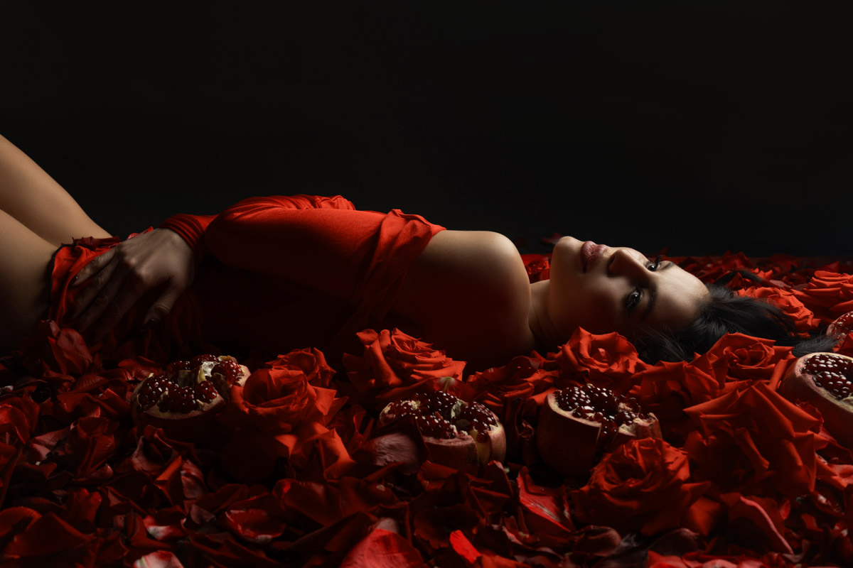 Женщина схожа с цветком: такая же хрупкая, нежная, благоухающая. Эту связь двух прекрасных творений природы решили отразить в новом проекте «Флора центр» и фотограф Анна Морозова. Творческая команда создает уникальный календарь на 2026-й, и за процессом можно следить в течение всего года! Как рождался февральский образ, наблюдал «Ключ-Медиа».