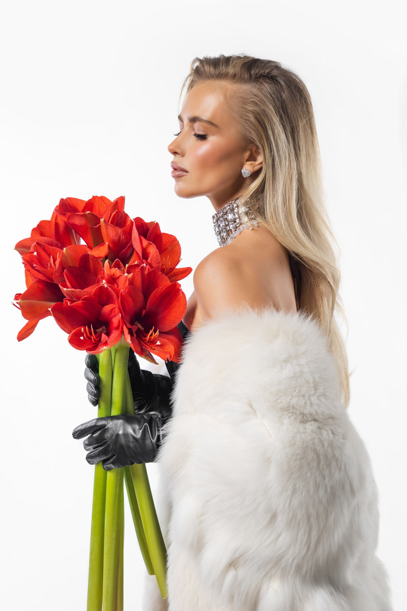 Женщина схожа с цветком: такая же хрупкая, нежная, благоухающая. Эту связь двух прекрасных творений природы решили отразить в новом проекте «Флора центр» и фотограф Анна Морозова. Творческая команда создает уникальный календарь на 2026-й, и за процессом можно следить в течение всего года! Как рождался февральский образ, наблюдал «Ключ-Медиа».