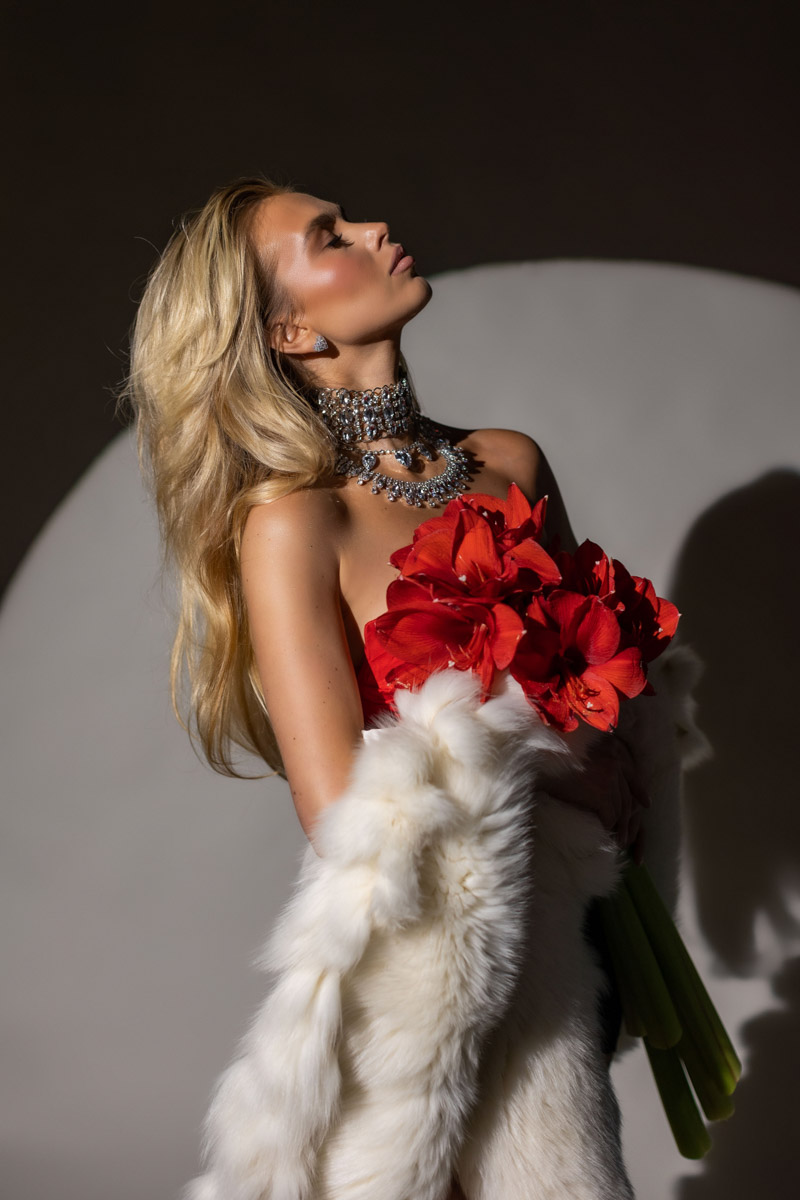 Женщина схожа с цветком: такая же хрупкая, нежная, благоухающая. Эту связь двух прекрасных творений природы решили отразить в новом проекте «Флора центр» и фотограф Анна Морозова. Творческая команда создает уникальный календарь на 2026-й, и за процессом можно следить в течение всего года! Как рождался февральский образ, наблюдал «Ключ-Медиа».