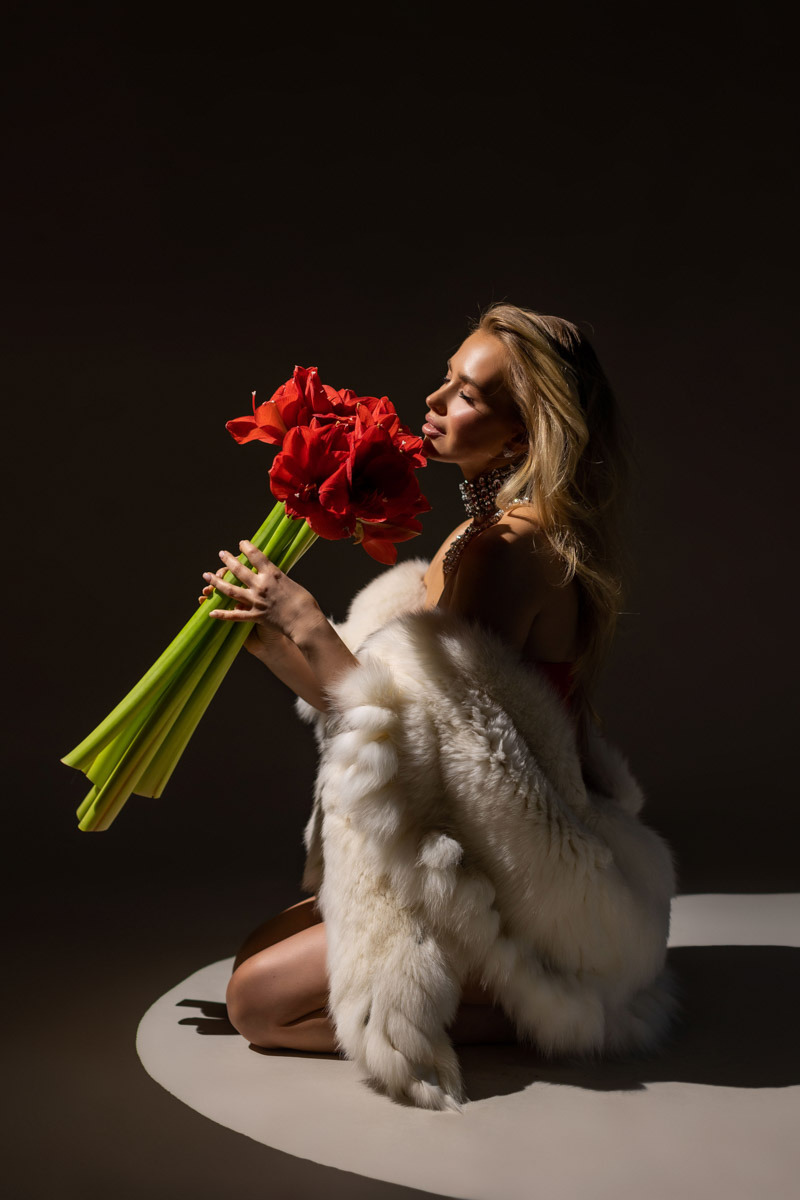 Женщина схожа с цветком: такая же хрупкая, нежная, благоухающая. Эту связь двух прекрасных творений природы решили отразить в новом проекте «Флора центр» и фотограф Анна Морозова. Творческая команда создает уникальный календарь на 2026-й, и за процессом можно следить в течение всего года! Как рождался февральский образ, наблюдал «Ключ-Медиа».