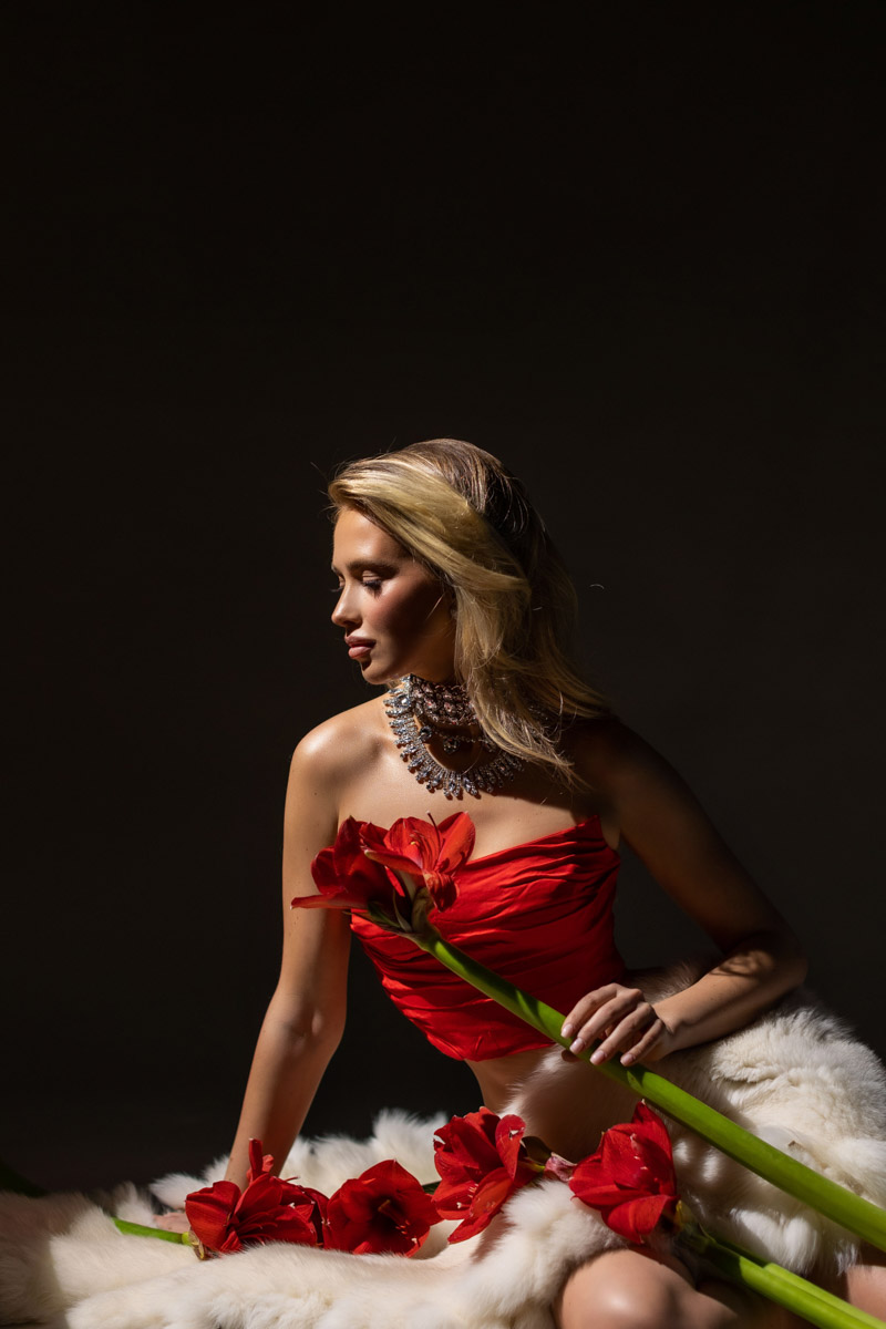 Женщина схожа с цветком: такая же хрупкая, нежная, благоухающая. Эту связь двух прекрасных творений природы решили отразить в новом проекте «Флора центр» и фотограф Анна Морозова. Творческая команда создает уникальный календарь на 2026-й, и за процессом можно следить в течение всего года! Как рождался февральский образ, наблюдал «Ключ-Медиа».